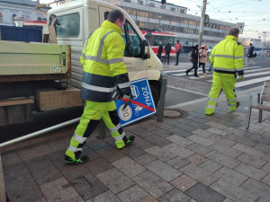VIDEO: Dělníci instalují před nádražím v Brně dopravní značky nové sdílené zóny