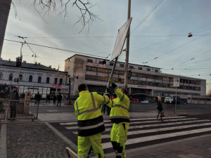 VIDEO: Dělníci instalují před nádražím v Brně dopravní značky nové sdílené zóny
