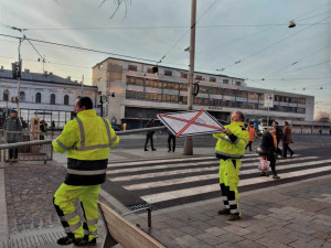 VIDEO: Dělníci instalují před nádražím v Brně dopravní značky nové sdílené zóny