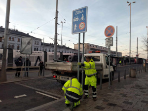 VIDEO: Dělníci instalují před nádražím v Brně dopravní značky nové sdílené zóny