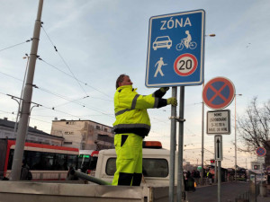 VIDEO: Dělníci instalují před nádražím v Brně dopravní značky nové sdílené zóny