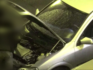 VIDEO: Cizinci prorazili okénko auta a hrabali se v motoru. Do Brna jsme si přijeli jen nakoupit, tvrdili