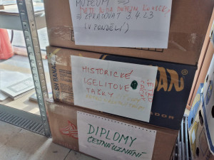 Do brněnského centra lidé nosí porcelán po babičce i vzácné dokumenty. Poklady putují do muzeí nebo potřebným