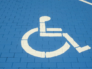 Řidiči v Brně zneužívají parkovací místa pro invalidy. Městská část to chce řešit