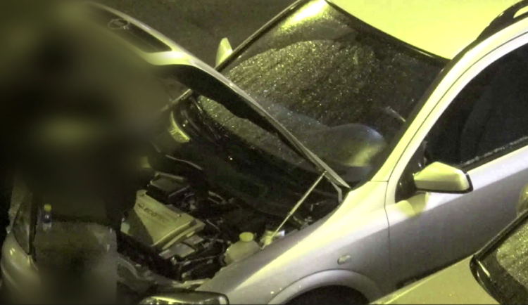 VIDEO: Cizinci prorazili okýnko auta a hrabali se v motoru. Do Brna jsme si přijeli jen nakoupit, tvrdili