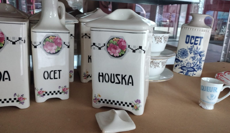 Do brněnského centra lidé nosí porcelán po babičce i vzácné dokumenty. Poklady putují do muzeí nebo potřebným