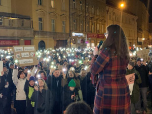 VIDEO: Lidé demonstrují za Aničku, kterou dva roky znásilňoval otec a od soudu odešel s podmínkou