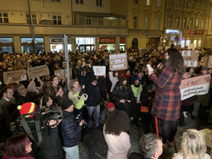 VIDEO: Lidé demonstrují za Aničku, jejíž otec ji dva roky znásilňoval a od soudu dostal podmínku