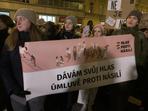 VIDEO: Lidé demonstrují za Aničku, jejíž otec ji dva roky znásilňoval a od soudu dostal podmínku