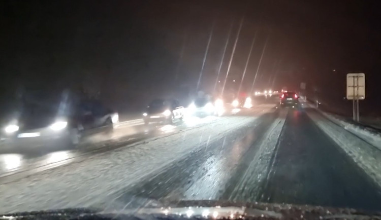 Ledovka komplikuje dopravu v Brně. Někde poničila troleje