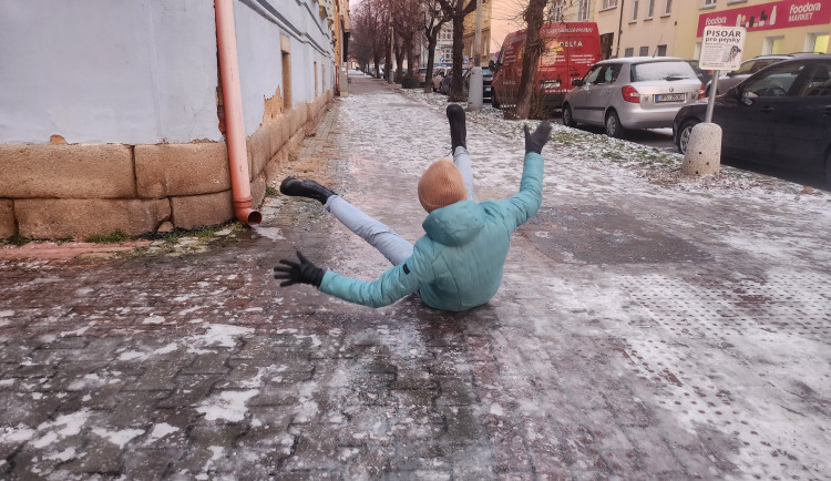 Lidé na jihu Moravy padají na ledu. Záchranáři jich od pondělního večera ošetřili pětadvacet