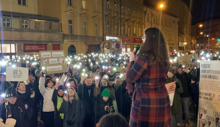 VIDEO: Lidé demonstrují za Aničku, jejíž otec ji dva roky znásilňoval a od soudu dostal podmínku