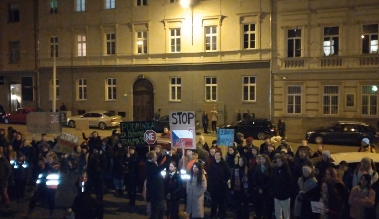 VIDEO: Lidé před brněnským soudem demonstrují za znásilněnou Aničku. Požadují spravedlivější trestání sexuálních zločinů