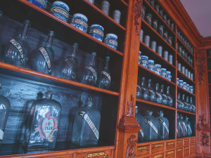 Návštěvníci mohou opět objevovat tajemství Barokní lékárny. Po dvou letech je expozice znovu otevřena