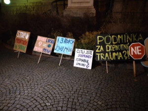 VIDEO: Lidé před brněnským soudem demonstrují za znásilněnou Aničku. Požadují spravedlivější trestání sexuálních zločinů