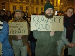 VIDEO: Lidé před brněnským soudem demonstrují za znásilněnou Aničku. Požadují spravedlivější trestání sexuálních zločinů