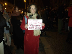 VIDEO: Lidé před brněnským soudem demonstrují za znásilněnou Aničku. Požadují spravedlivější trestání sexuálních zločinů