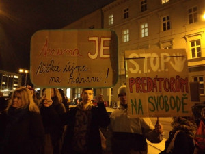 VIDEO: Lidé před brněnským soudem demonstrují za znásilněnou Aničku. Požadují spravedlivější trestání sexuálních zločinů
