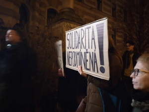 VIDEO: Lidé před brněnským soudem demonstrují za znásilněnou Aničku. Požadují spravedlivější trestání sexuálních zločinů