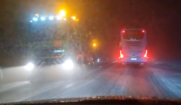 Situace s ledovkou se lepší, policie přesto řešila během noci několik nehod