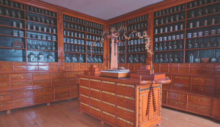 Návštěvníci mohou opět objevovat tajemství Barokní lékárny. Po dvou letech je expozice znovu otevřena