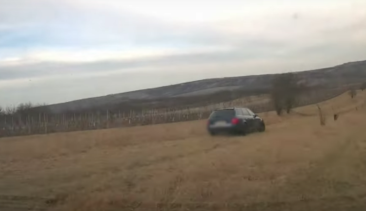 VIDEO: Zdrogovaný muž s lupem v kufru se chtěl vyhnout kontrole. Ujížděl policistům přes pole