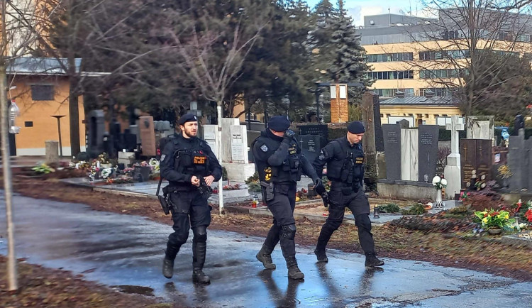 Policisté z vrtulníku hledali agresora, který chodil po hřbitově a vyhrožoval lidem, že bude střílet