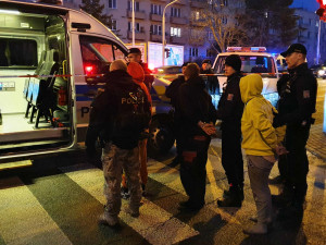 Policisté z vrtulníku hledali agresora, který chodil po hřbitově a vyhrožoval lidem, že bude střílet