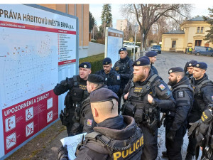 Policisté z vrtulníku hledali agresora, který chodil po hřbitově a vyhrožoval lidem, že bude střílet