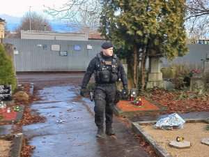 Policisté z vrtulníku hledali agresora, který chodil po hřbitově a vyhrožoval lidem, že bude střílet