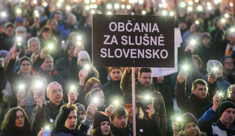 Lidé v Brně protestovali proti Ficovi. Bojí se, že spravedlnost na Slovensku je v ohrožení