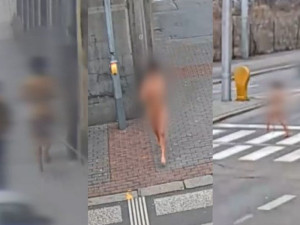 VIDEO: Ulicemi Brna běžela nahá žena. Tvrdila, že jí do hlavy leze blázen, se kterým se má kamarádit