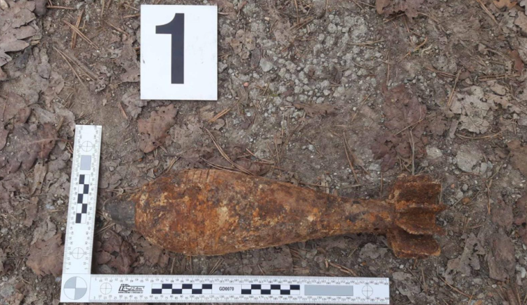 Lidé na Brněnsku našli nevybuchlé granáty. Jeden pohodili k zastávce, druhý na lesní cestu