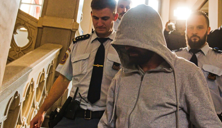 Matka zavražděného romského mladíka chce 10 milionů, přestože ji stát zbavil mateřských práv