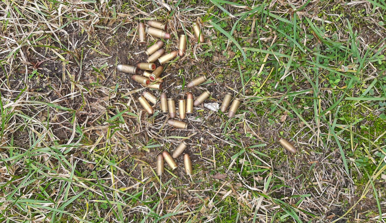 Žena našla pod mostem třicet nábojů do pistole. Policie zjišťuje, komu munice patří