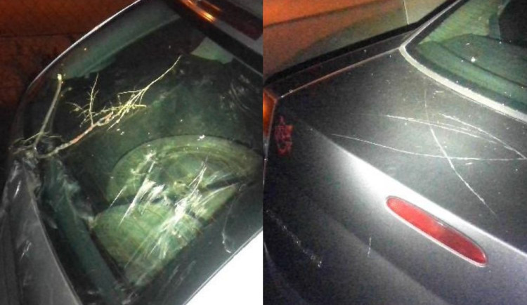 Namol opilý mladík bez boty skákal po autech. Za noční zábavu mu hrozí vězení