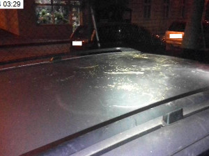 Namol opilý mladík bez boty skákal po autech. Za noční zábavu mu hrozí vězení