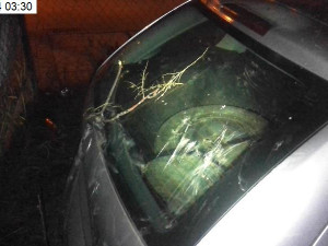 Namol opilý mladík bez boty skákal po autech. Za noční zábavu mu hrozí vězení