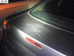 Namol opilý mladík bez boty skákal po autech. Za noční zábavu mu hrozí vězení