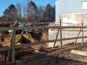 Škola Labyrinth Brno se uprostřed školního roku stěhuje. Developer před ředitelem zatajil vedlejší stavbu