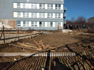 Škola Labyrinth Brno se uprostřed školního roku stěhuje. Developer před ředitelem zatajil vedlejší stavbu