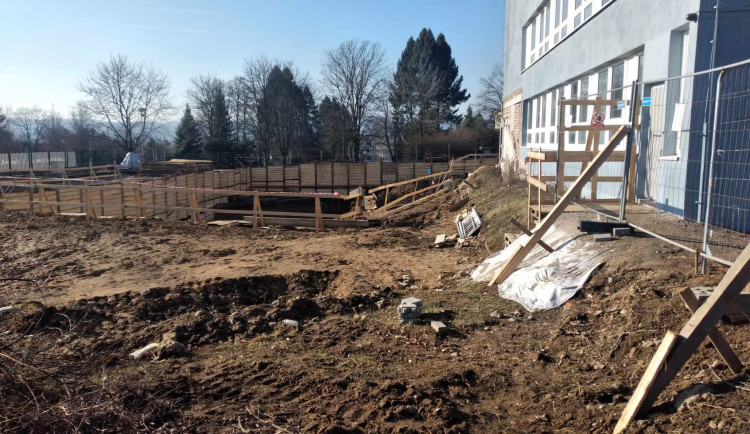 Škola Labyrinth Brno se uprostřed školního roku stěhuje. Developer před ředitelem zatajil vedlejší stavbu