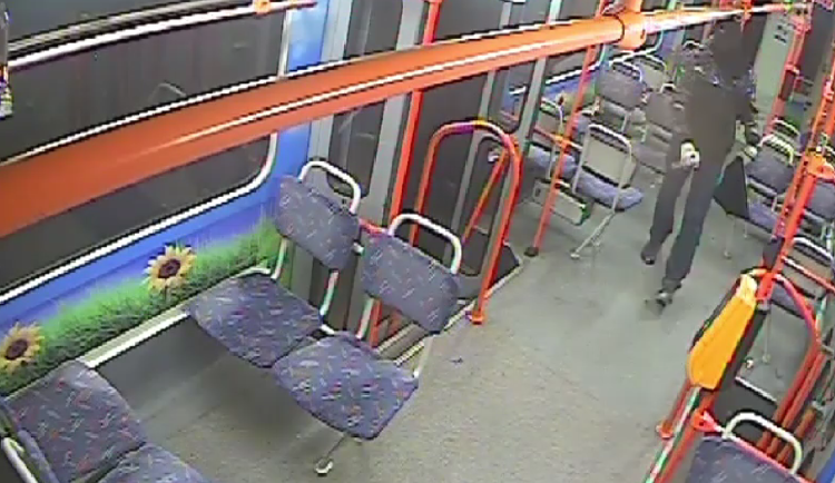 VIDEO: Vandalové v Brně poničili několik šalin. Posprejovat chtěli i řidiče