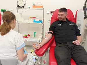 Strážníci jihomoravských městských policií spojili síly a hromadně v Brně darovali krev