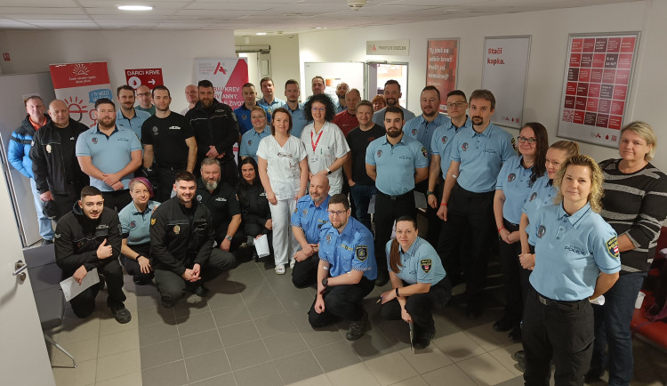 Strážníci jihomoravských městských policií spojili síly a hromadně v Brně darovali krev