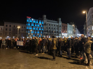 VIDEO: Lidé v Brně znovu protestují proti Ficovi. Znepokojuje je politická situace na Slovensku