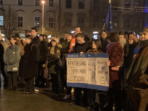VIDEO: Lidé v Brně znovu protestují proti Ficovi. Znepokojuje je politická situace na Slovensku