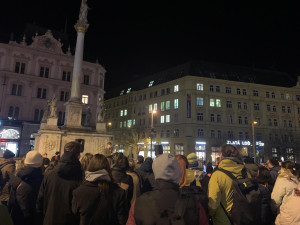 VIDEO: Lidé v Brně znovu protestují proti Ficovi. Znepokojuje je politická situace na Slovensku