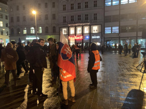 VIDEO: Lidé v Brně znovu protestují proti Ficovi. Znepokojuje je politická situace na Slovensku