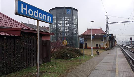 Lidé v Hodoníně si přes zimu skladují kola v cyklo věži. Bicykly prodáme, upozorňuje město